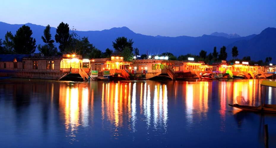Houseboat by Ashoka, Srinagar 3